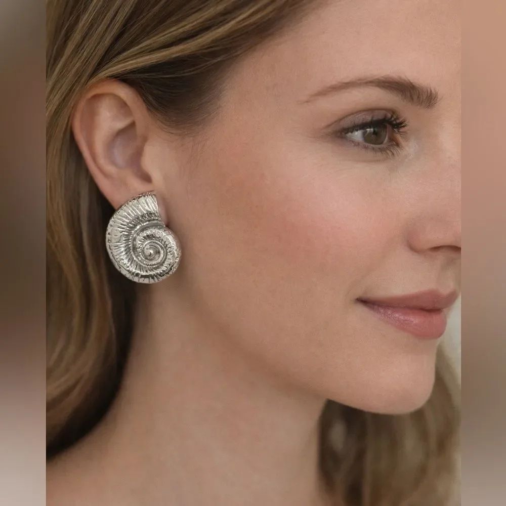 Elegant Silver Shell Accents A1624